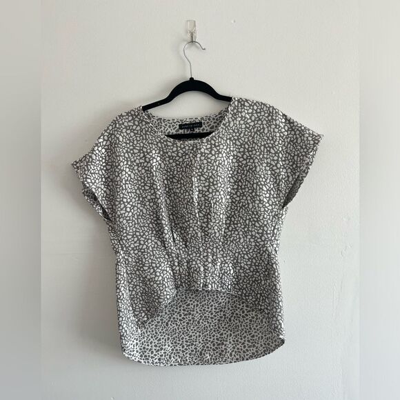abbey glass Tops - Abbey Glass M Silver Animal Print Blouse